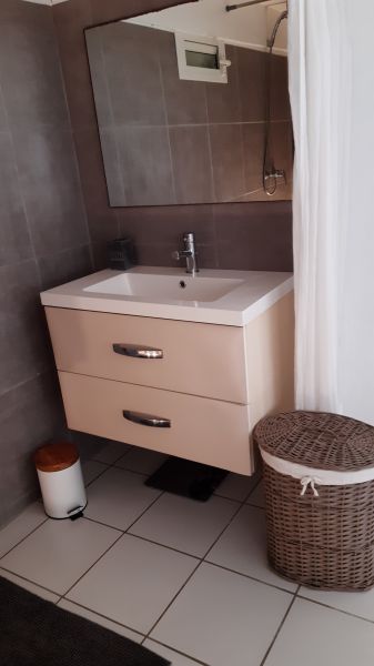 photo 17 Owner direct vacation rental Sainte Anne (Guadeloupe) appartement   Washing facilities