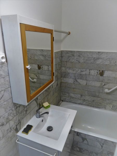 photo 11 Owner direct vacation rental Sete studio Languedoc-Roussillon Hrault bathroom