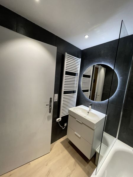 photo 8 Owner direct vacation rental Chtel chalet Rhone-Alps Haute-Savoie bathroom