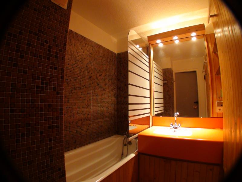 photo 6 Owner direct vacation rental Les Menuires studio Rhone-Alps Savoie bathroom