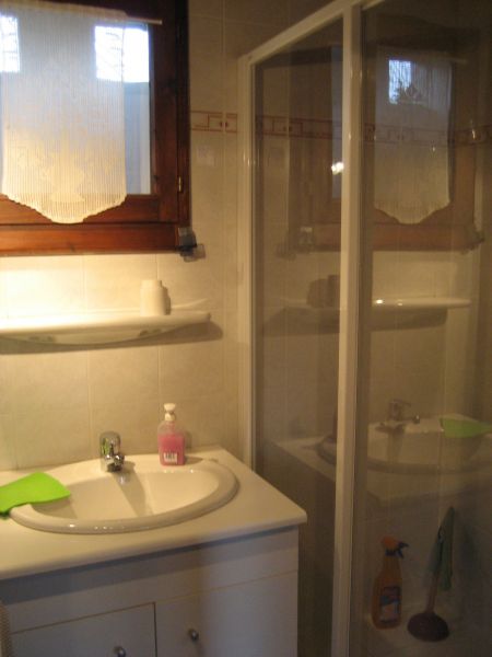 photo 14 Owner direct vacation rental Praz de Lys Sommand chalet Rhone-Alps Haute-Savoie bathroom