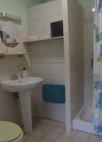 photo 3 Owner direct vacation rental Concarneau gite Brittany Finistre bathroom
