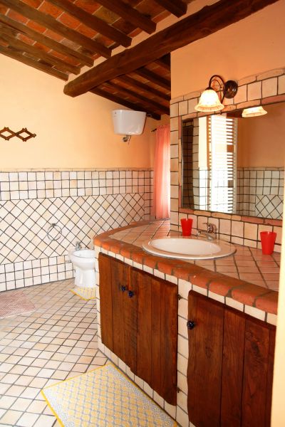 photo 11 Owner direct vacation rental Cortona maison Tuscany Arezzo Province bathroom 2