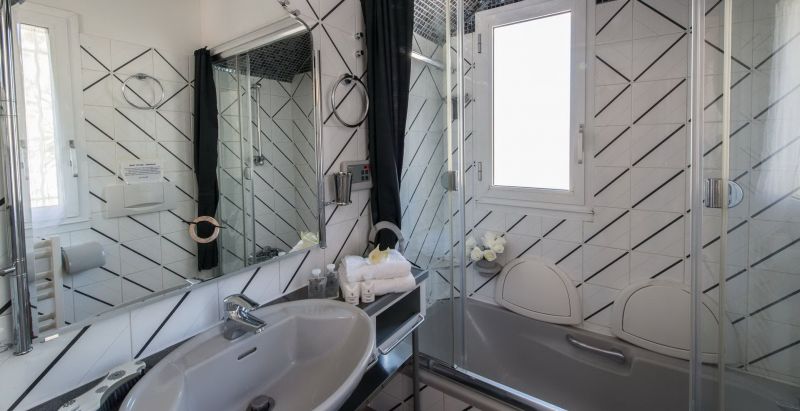 photo 18 Owner direct vacation rental Juan les Pins villa Provence-Alpes-Cte d'Azur Alpes-Maritimes bathroom 2