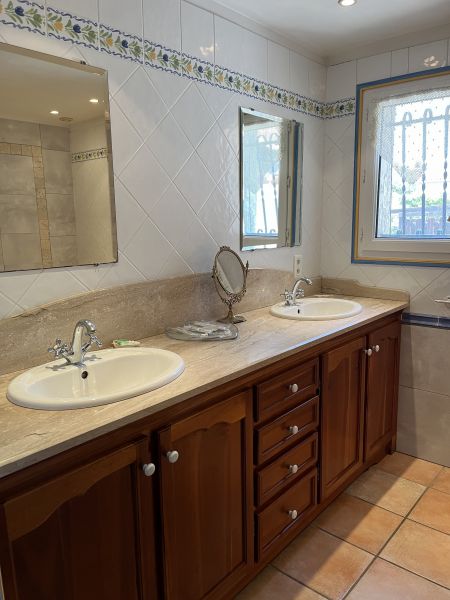 photo 11 Owner direct vacation rental Isle sur la Sorgue maison Provence-Alpes-Cte d'Azur Vaucluse bathroom