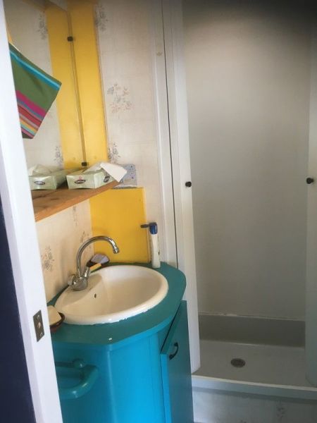 photo 9 Owner direct vacation rental Meschers mobilhome Poitou-Charentes Charente-Maritime bathroom