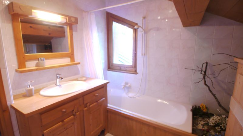 photo 17 Owner direct vacation rental Les Gets chalet Rhone-Alps Haute-Savoie bathroom