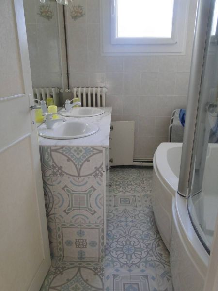 photo 24 Owner direct vacation rental Saint-Laurent-sur-Mer gite Basse-Normandie Calvados bathroom