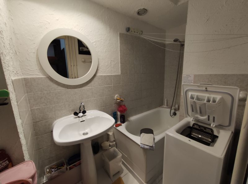 photo 3 Owner direct vacation rental Les 2 Alpes studio Rhone-Alps Isre bathroom