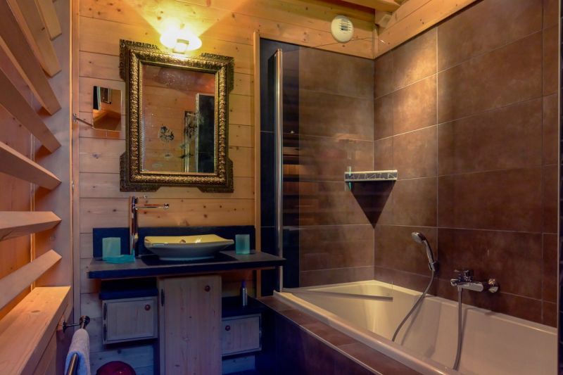 photo 19 Owner direct vacation rental Samons chalet Rhone-Alps Haute-Savoie bathroom