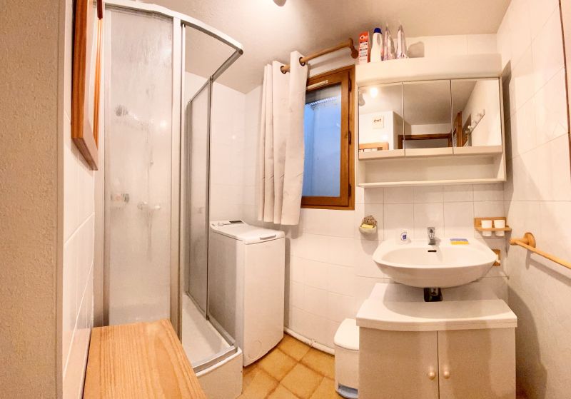 photo 8 Owner direct vacation rental Les Carroz d'Araches appartement Rhone-Alps Haute-Savoie Washing facilities 2
