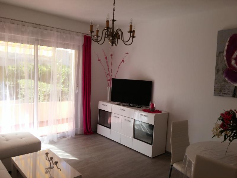 photo 0 Owner direct vacation rental Frjus appartement Provence-Alpes-Cte d'Azur Var Living room