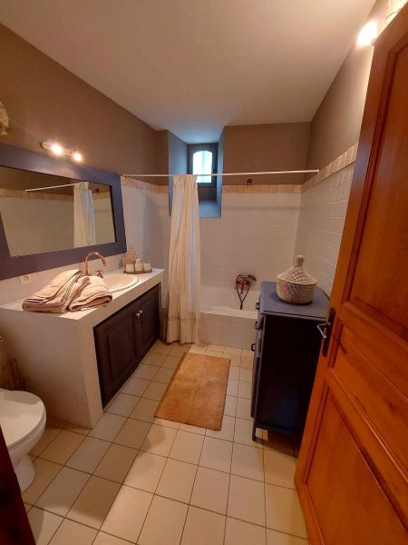 photo 19 Owner direct vacation rental Lauzerte gite Midi-Pyrnes Tarn et Garonne bathroom