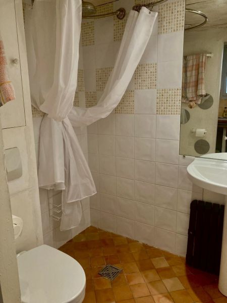 photo 10 Owner direct vacation rental Le Lavandou studio Provence-Alpes-Cte d'Azur Var Washing facilities