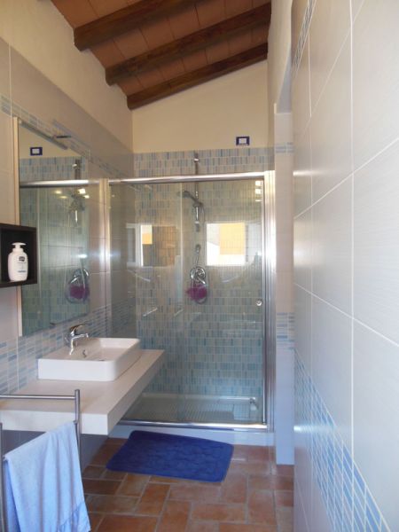 photo 7 Owner direct vacation rental Rio Marina maison Tuscany Elba Island bathroom 1